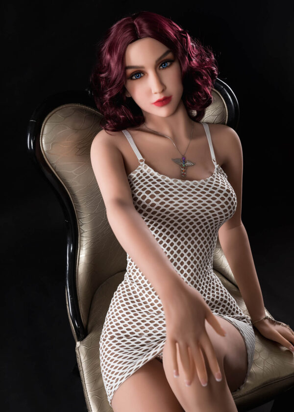 La realdoll Donna, rossa, con corporatura snella e seno di coppa C