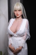 Bambola dell'amore Tiana Bionda voluttuosa e formosa dall'aspetto angelico. In abito bianco.