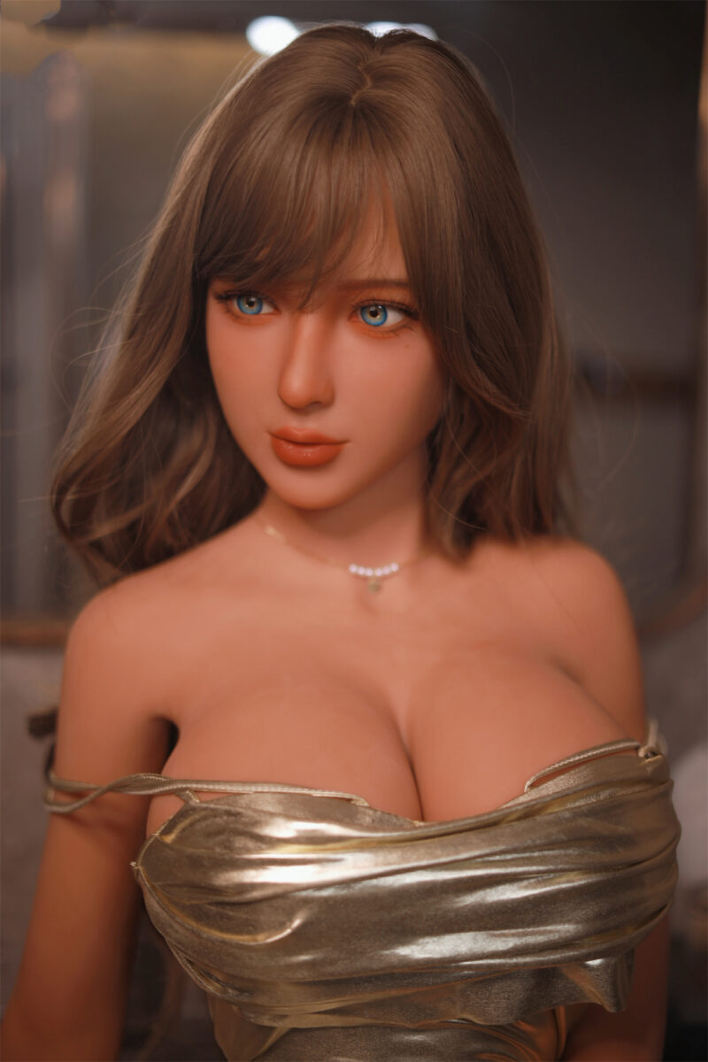 Bambola sessuale realistica (Realdoll) La bambola del sesso Julie, mora e con un grande seno coppa D 51