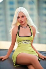 DD-158A-1-26 Bambola sessuale bionda con occhi azzurri, seduta su un tavolo