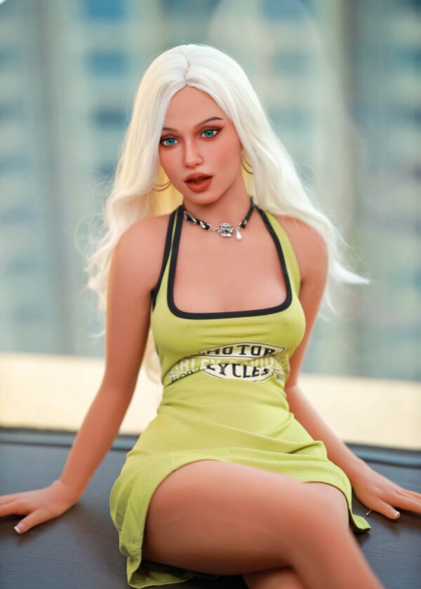 DutchDoll Jade | 158 cm Bambola sessuale realistica (Realdoll) Bambola sessuale bionda con occhi azzurri, seduta su un tavolo