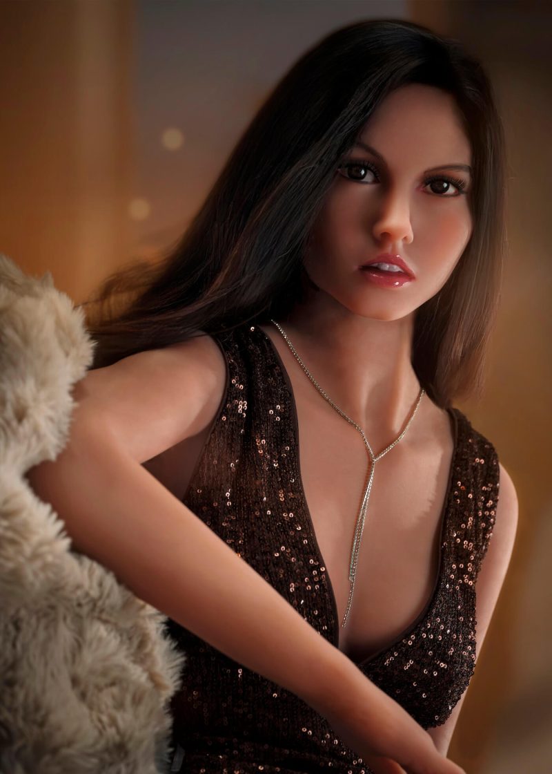 Sex doll realistica Yara in TPE con lunghi capelli castani, seno pieno e curve morbide, in posa naturale con aspetto sensuale e realistico.